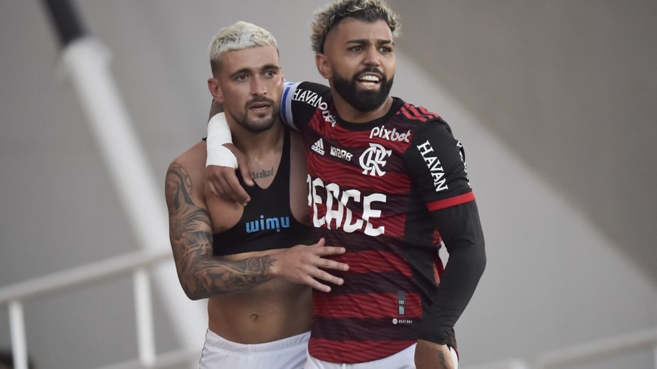 Carlos Alberto zoa Arrascaeta e Gabigol depois da eliminação do