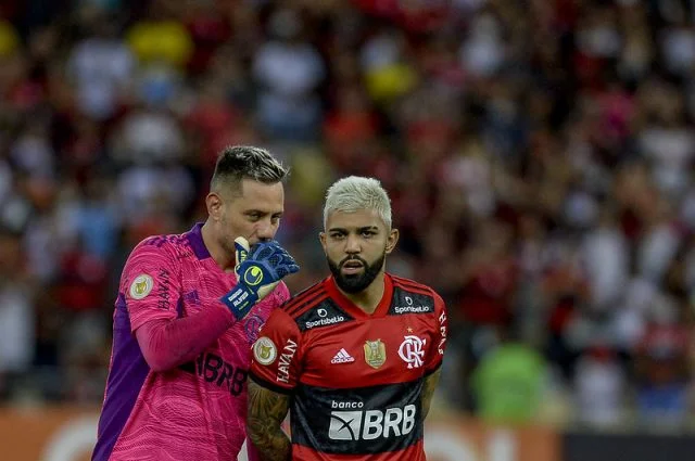 Gabigol e Diego Alves durante o jogo entre Flamengo e Atlético-MG pelo Campeonato Brasileiro de 2021