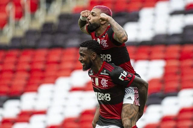 Gabigol e Gerson comemorando gol marcado pelo Flamengo contra o Internacional