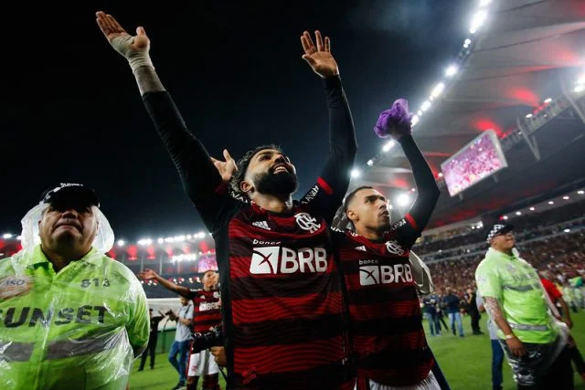 Gabigol e Matheuzinho comemoram a vitória do Flamengo contra o Atlético-MG com a torcida