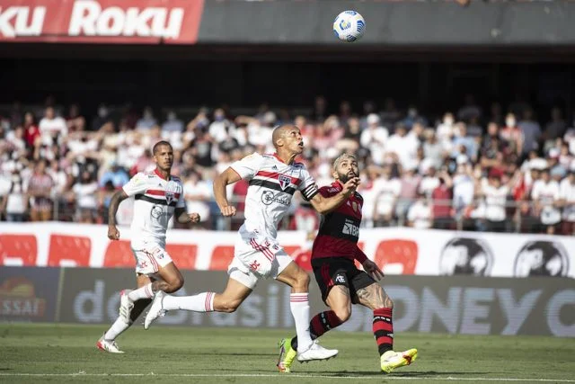 Gabigol e Miranda durante o jogo entre Flamengo e São Paulo pelo Campeonato Brasileiro de 2021