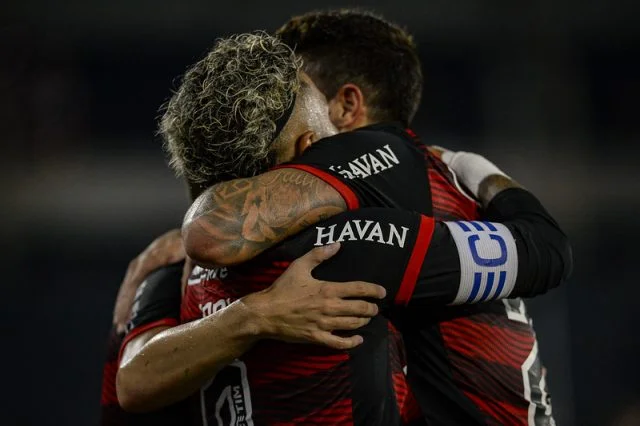 Gabigol e Pedro se abraçam após gol marcado pelo Flamengo contra o Botafogo pelo Campeonato Carioca