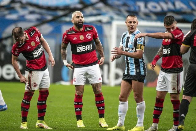 Gabigol e Rafinha durante o jogo entre Grêmio e Flamengo pela Copa do Brasil de 2021