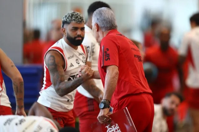 Gabigol e Tite se cumprimentam durante treino no Flamengo no Ninho do Urubu