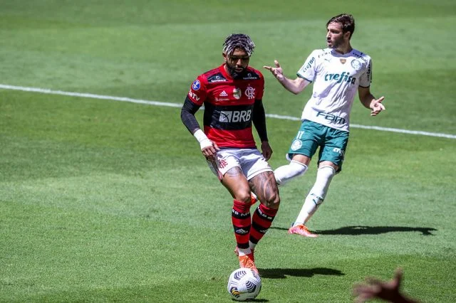 Gabigol em ação com a camisa do Flamengo durante o jogo contra o Palmeiras na Supercopa do Brasil de 2021