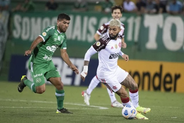 Gabigol em ação pelo Flamengo contra a Chapecoense pelo Campeonato Brasileiro 2021