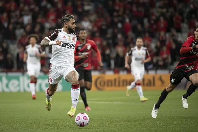 Gabigol em ação pelo Flamengo contra o Athletico-PR na semifinal da Copa do Brasil
