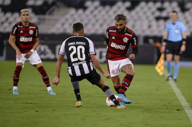 Gabigol em ação pelo Flamengo contra o Botafogo na Taça Guanabara 2022