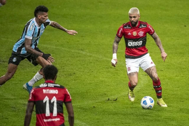 Gabigol em ação pelo Flamengo contra o Grêmio na Copa do Brasil 2021