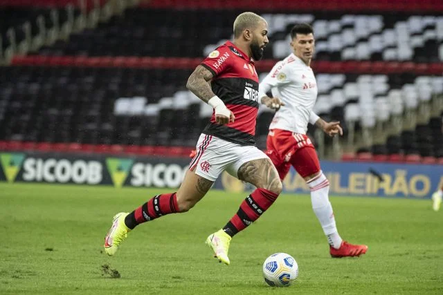 Gabigol em ação pelo Flamengo contra o Internacional no Brasileirão