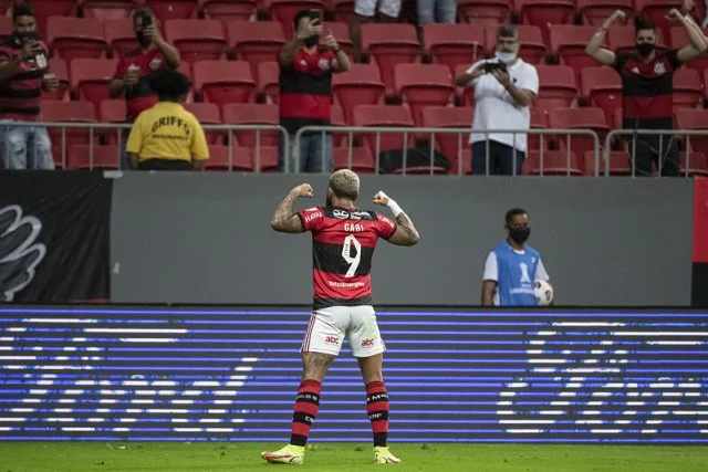 Gabigol em ação pelo Flamengo contra o Olimpia na Copa Libertadores 2021