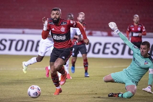 Gabigol em ação pelo Flamengo durante a partida contra a LDU na Copa Libertadores de 2021