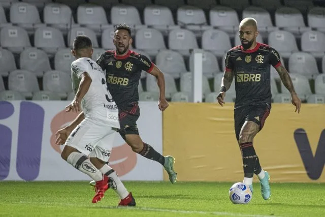 Gabigol em ação pelo Flamengo durante a partida contra o Santos pelo Campeonato Brasileiro da temporada de 2021
