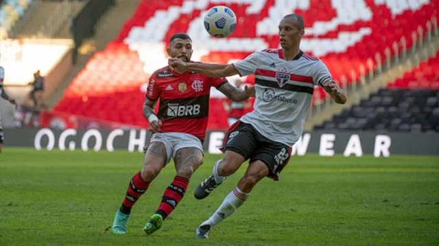 Gabigol em ação pelo Flamengo durante a partida contra o São Paulo pelo Brasileirão da temporada de 2021