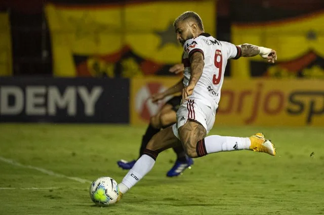 Gabigol em ação pelo Flamengo durante a partida contra o Sport no Campeonato Brasileiro de 2020