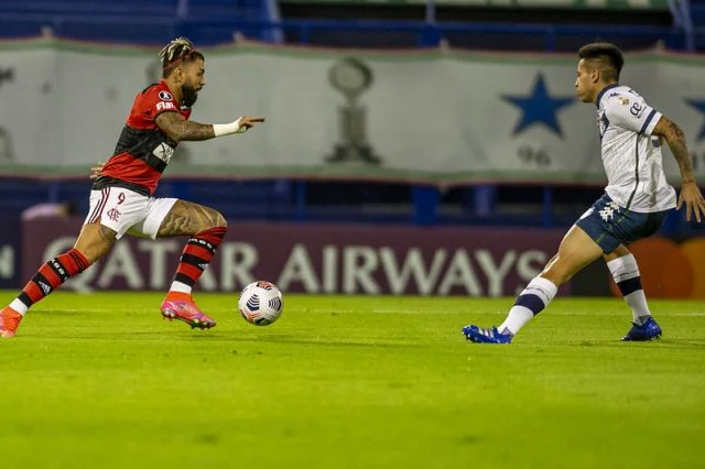 Gabigol em ação pelo Flamengo durante a partida contra o Velez na Copa Libertadores da América de 2021