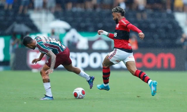 Gabigol em ação pelo Flamengo durante o clássico contra o Fluminense pelo Campeonato Carioca de 2022