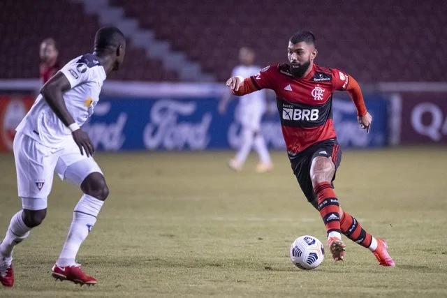 Gabigol em ação pelo Flamengo durante o duelo contra a LDU na Copa Libertadores de 2021