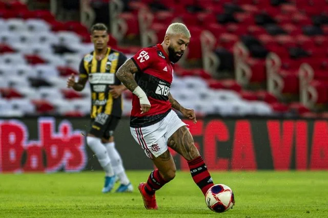 Gabigol em ação pelo Flamengo durante o duelo contra a Volta Redonda no Campeonato Carioca de 2021