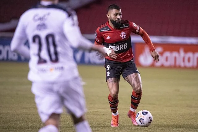 Gabigol em ação pelo Flamengo durante o jogo contra a LDU na Copa Libertadores de 2021