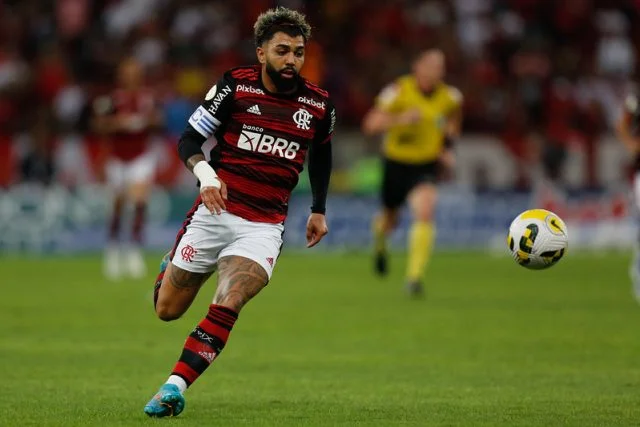 Gabigol em ação pelo Flamengo durante o jogo contra o América-MG pelo Campeonato Brasileiro de 2022