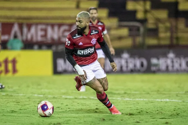 Gabigol em ação pelo Flamengo durante o jogo contra o Bangu no Campeonato Carioca de 2021