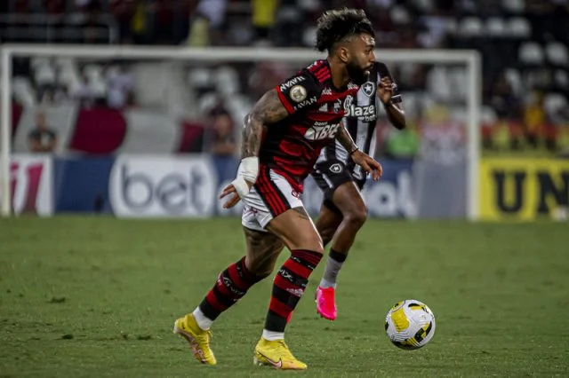 Gabigol em ação pelo Flamengo durante o jogo contra o Botafogo pelo Campeonato Brasileiro de 2022