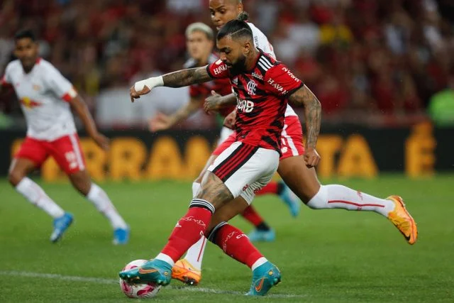 Gabigol em ação pelo Flamengo durante o jogo contra o Bragantino pelo Brasileirão de 2022 no estádio do Maracanã