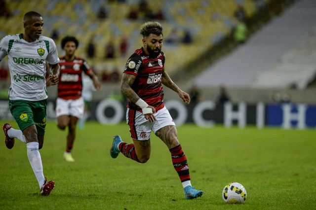 Gabigol em ação pelo Flamengo durante o jogo contra o Cuiabá pelo Campeonato Brasileiro de 2022