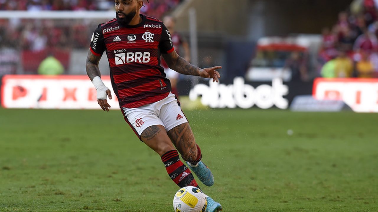 Ayrton Lucas chega ao Rio e comemora acerto com o Flamengo: 'Não