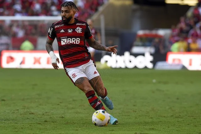 Gabigol em ação pelo Flamengo durante o jogo contra o Fluminense pelo Brasileirão de 2022