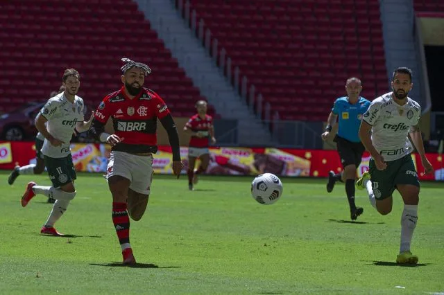 Gabigol em ação pelo Flamengo durante o jogo contra o Palmeiras na Supercopa do Brasil de 2021