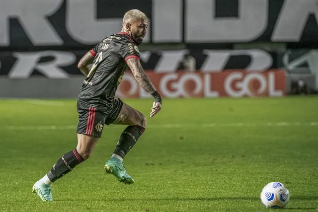 Gabigol em ação pelo Flamengo durante o jogo contra o Santos pelo Campeonato Brasileiro da temporada de 2021