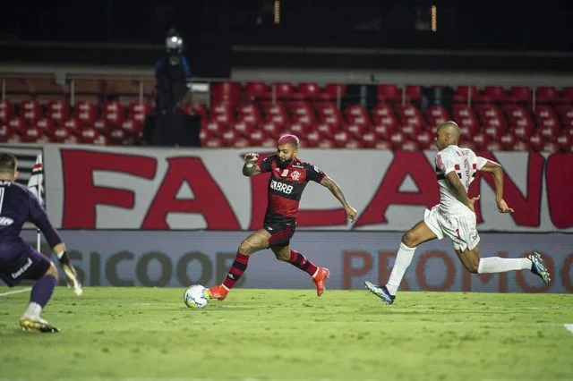 Gabigol em ação pelo Flamengo durante o jogo contra o São Paulo no Campeonato Brasileiro de 2020