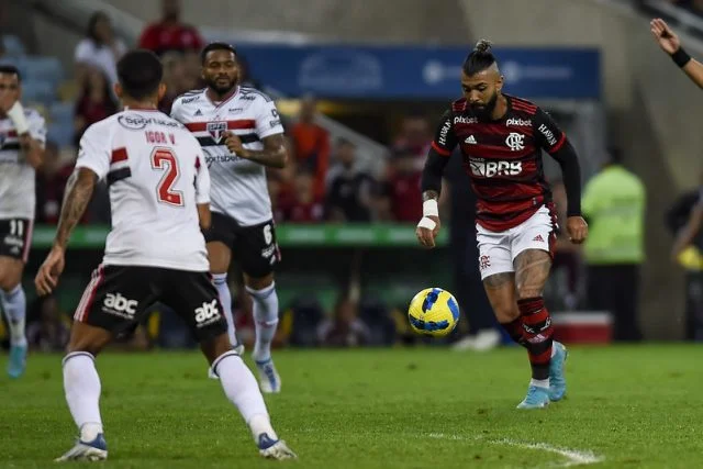 Gabigol em ação pelo Flamengo durante o jogo contra o São Paulo pela Copa do Brasil de 2022