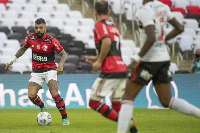 Gabigol em ação pelo Flamengo durante o jogo contra o São Paulo pelo Brasileirão da temporada de 2021