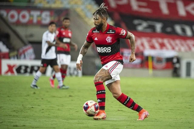 Gabigol em ação pelo Flamengo durante o jogo contra o Vasco no Campeonato Carioca de 2021