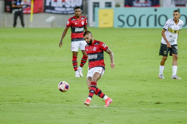 Gabigol em ação pelo Flamengo durante o jogo contra o Volta Redonda no Campeonato Carioca de 2021