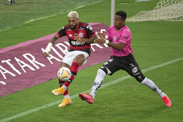 Gabigol em ação pelo Flamengo na partida contra o Independiente del Valle pela Copa Libertadores de 2020