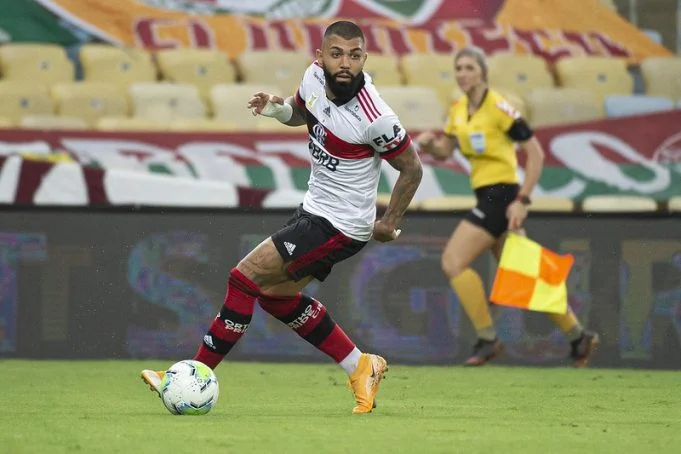 Gabigol treina na praia e inicia transição mais magro
