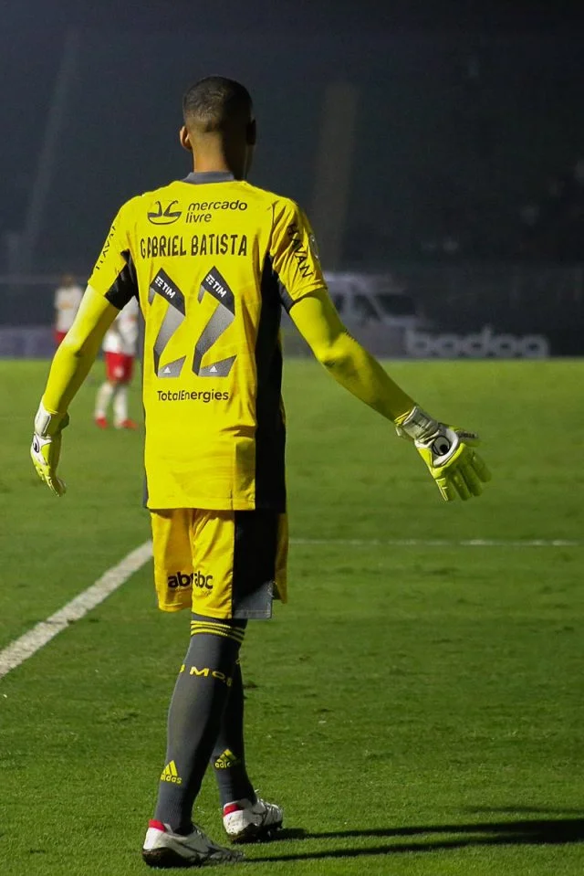 Gabriel Batista em ação pelo Flamengo contra o Bragantino no Campeonato Brasileiro 2021
