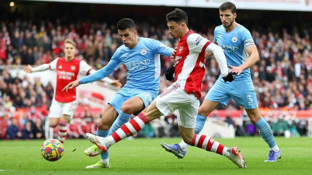 Manchester City goleia Arsenal e se aproxima da liderança da