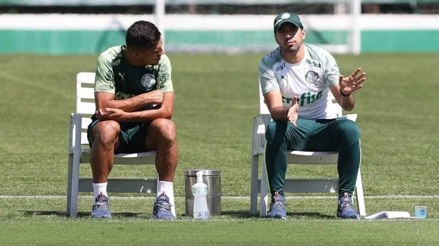Gabriel Menino e Abel Ferreira conversando em treino do Palmeiras