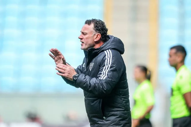 Gabriel Milito durante a partida entre Grêmio e Atlético-MG pelo Brasileirão 2024