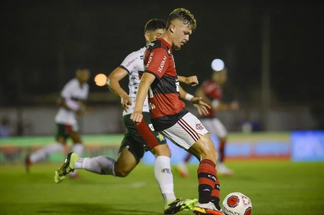 Gabriel Noga em ação pelo Flamengo contra a Portuguesa pelo Campeonato Carioca 2022