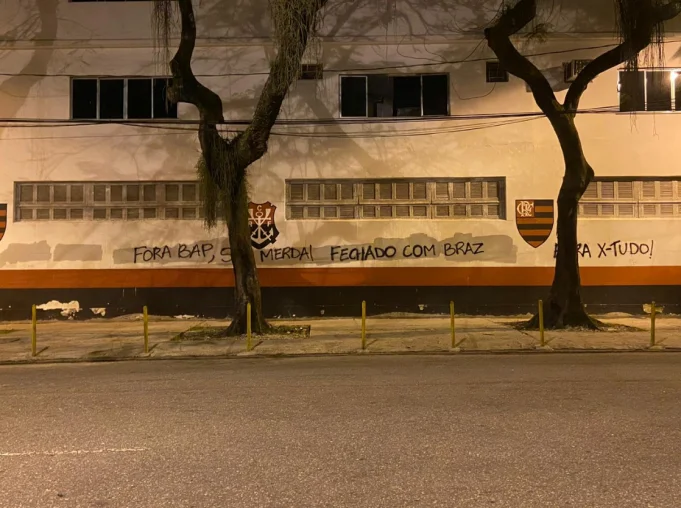 Sede do Flamengo é alvo de pichações de torcedores; veja fotos