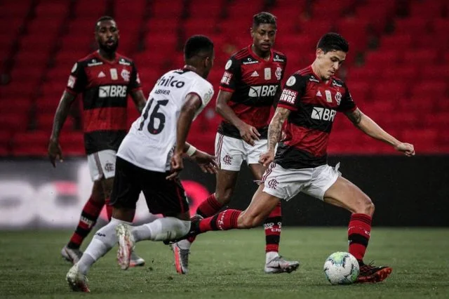 Gerson, Pedro e Bruno Henrique em atuação pelo Flamengo contra Athletico-PR.-Foto TwitterReprodução@Pedro9oficia
