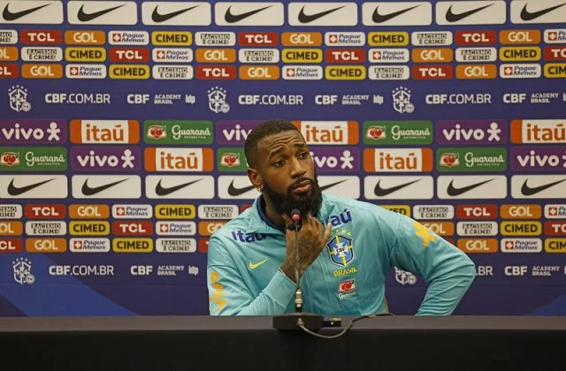 Gerson concede entrevista coletiva durante passagem pela Seleção Brasileira