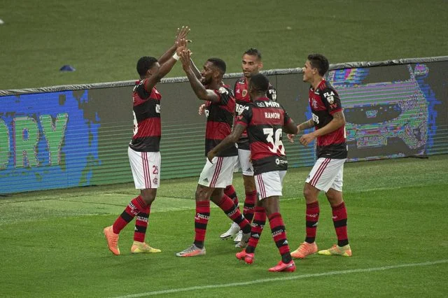 Gerson cumprimenta Lincoln após o atacante marcar para o Flamengo na partida contra o Independiente del Valle pela Copa Libertadores de 2020