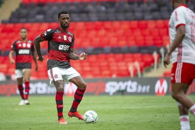 Gerson em ação pelo Flamengo durante a partida contra o Internacional no Campeonato Brasileiro de 2020